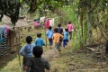 envolée d'enfants chez les hmongs noirs - Laos 2013